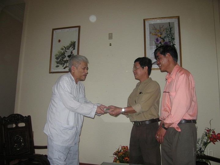 Tinh Thay - Tro cua Kieu Mau Hue_Thay Le - Phu - Vinh.jpg - Quà của K10 gởi tặng thầy Vương Hữu Lễ ngày 18-3-2008:đai diện BLL/KMH/Hue - Phú K4, Vinh K10
